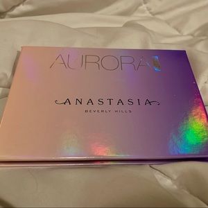 ANASTASIA BEVERLY HILLS
Aurora Glow Kit
